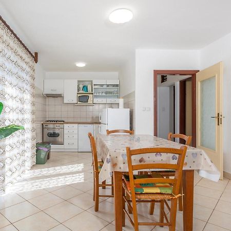 Lovely Apartment In Krk With Kitchen Brzac エクステリア 写真